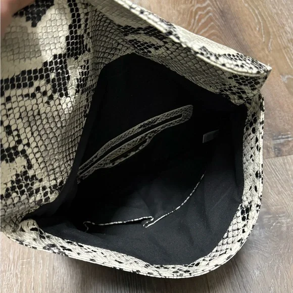 Large Faux Snakeskin Clutch - Picture 4 of 4
